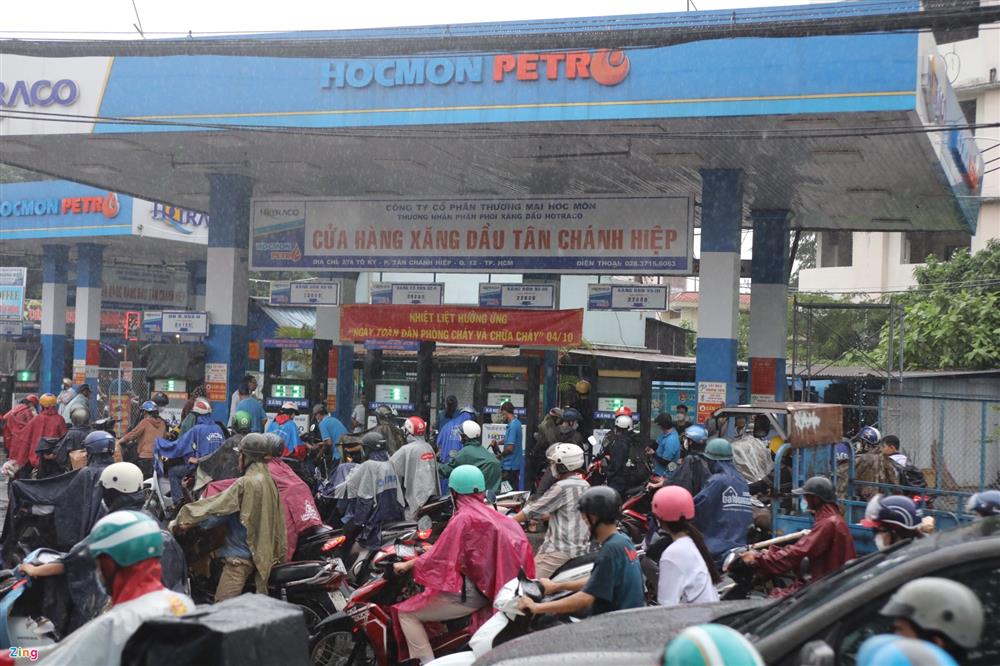 Hàng loạt cây xăng hoạt động lại sau khi xăng tăng giá-2