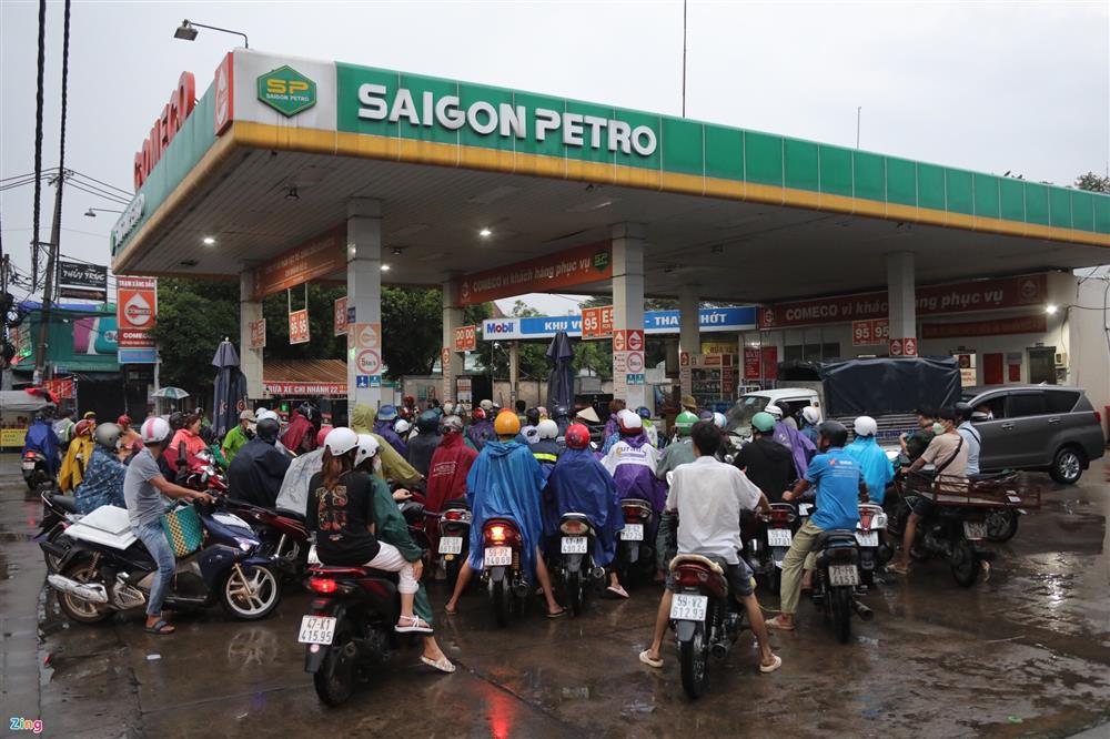 Hàng loạt cây xăng hoạt động lại sau khi xăng tăng giá-3
