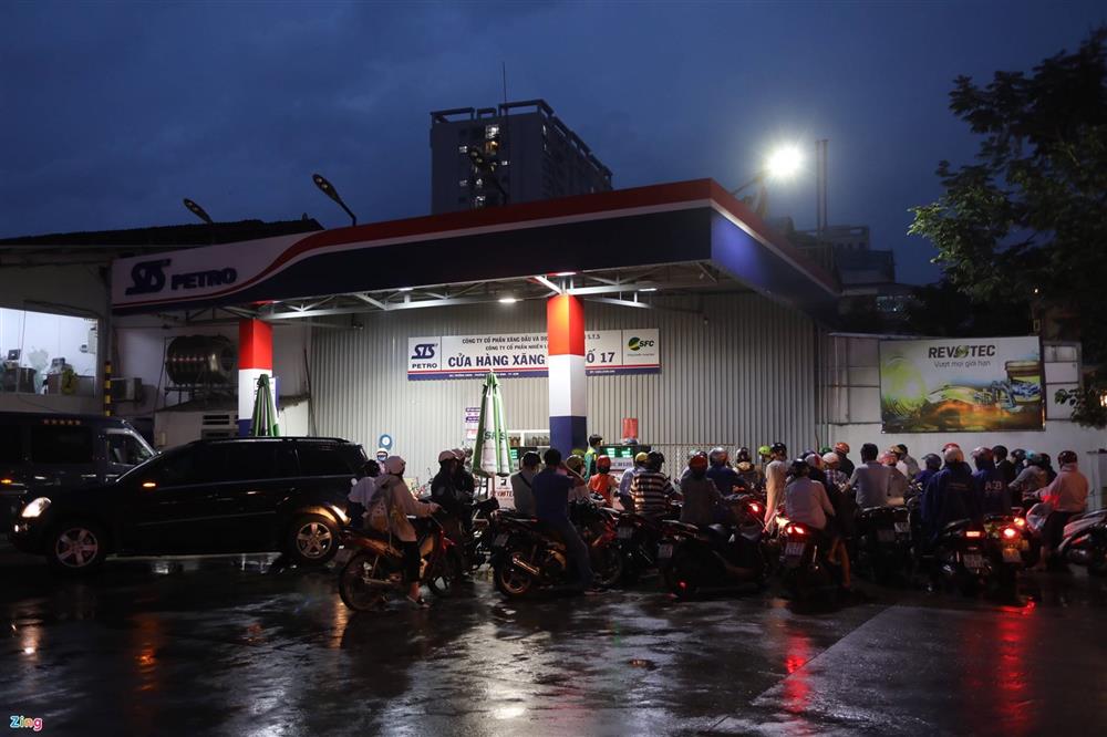 Hàng loạt cây xăng hoạt động lại sau khi xăng tăng giá-4