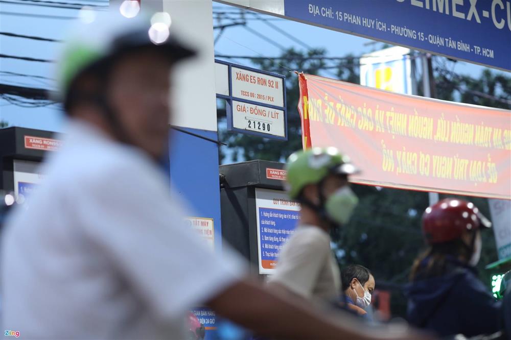 Hàng loạt cây xăng hoạt động lại sau khi xăng tăng giá-10