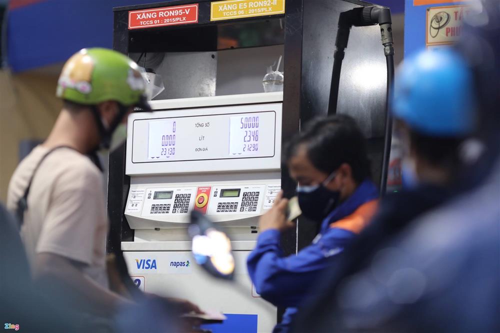 Hàng loạt cây xăng hoạt động lại sau khi xăng tăng giá-6