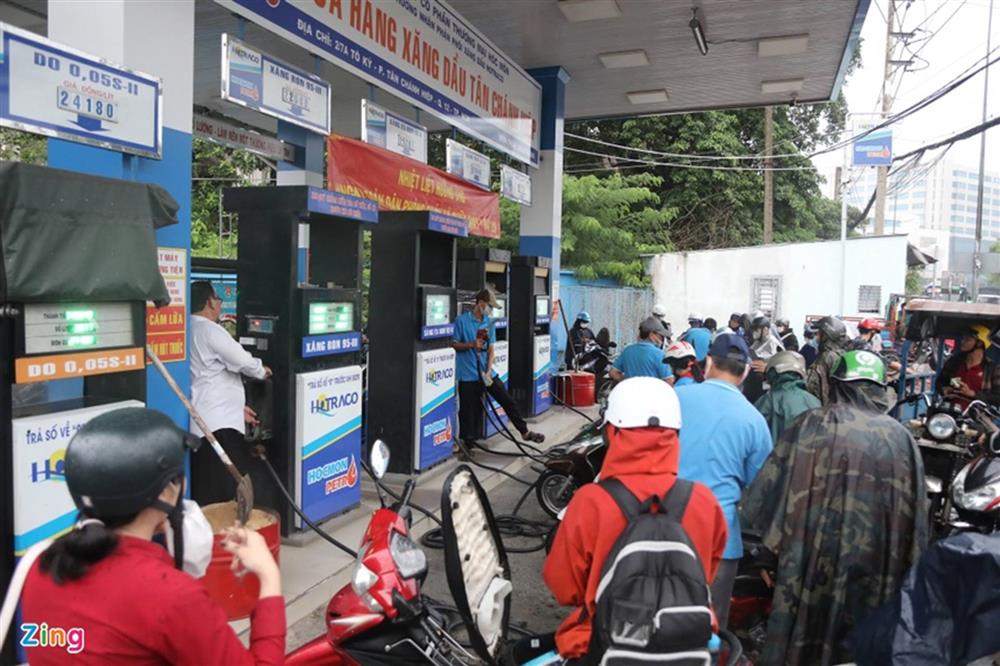 Hàng loạt cây xăng hoạt động lại sau khi xăng tăng giá-9