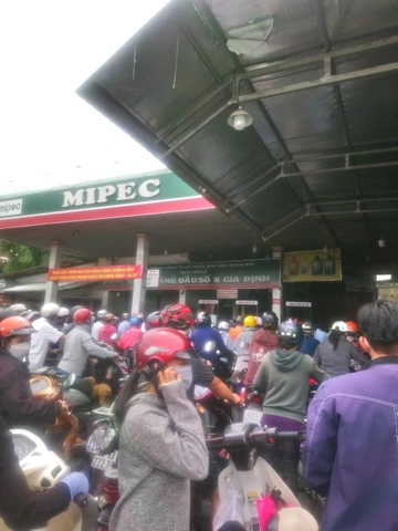 Nghỉ học nghỉ làm vì không đổ được xăng-2