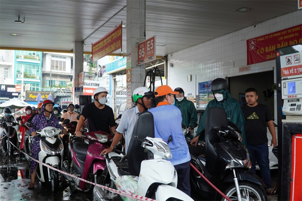 Hành hung nhân viên cây xăng vì không được mua đầy can 5 lít-3