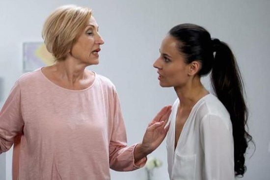 Sống tằn tiện để tiết kiệm trả nợ cho con trai, ai ngờ con dâu lại lén lút làm điều này mỗi tháng