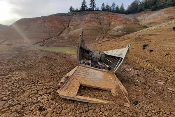 Hồ ở California cạn trơ đáy, để lộ Con tàu ma bí ẩn-1
