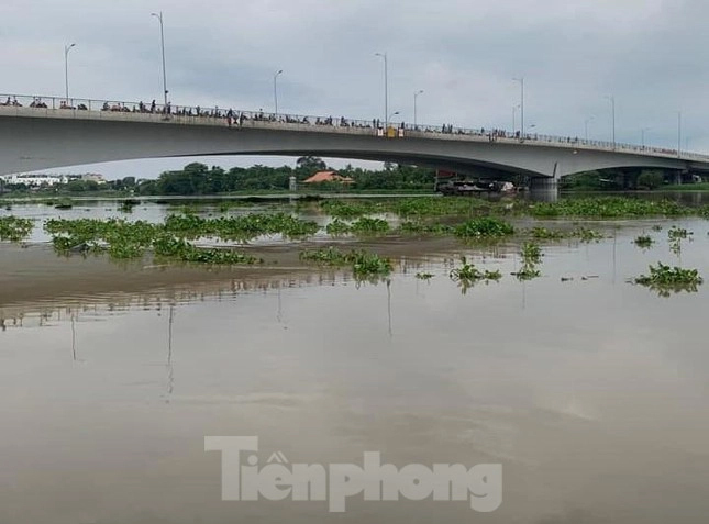 Tìm kiếm hai thanh niên nam, nữ nhảy sông Sài Gòn mất tích-2