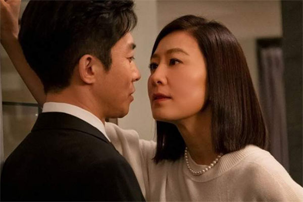 Ra khỏi cửa chồng lại để 500k xuống bàn dằn mặt” vợ,  3 ngày sau cô đưa lại cuốn sổ khiến anh tím tái mặt mày-3