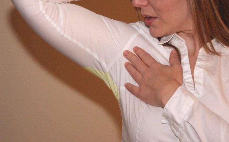 Cách khử vết mồ hôi ố vàng dưới nách áo và cách phòng tránh hiệu quả-1
