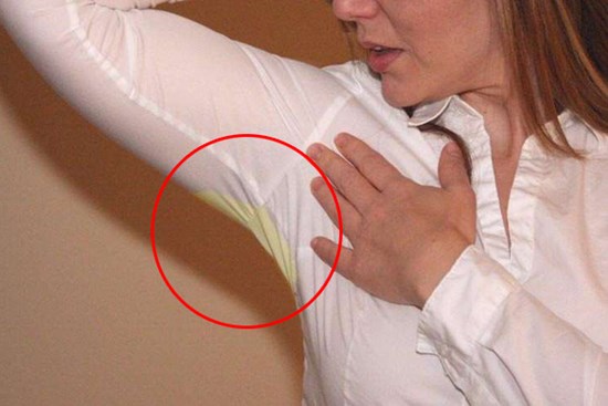 Cách khử vết mồ hôi ố vàng dưới nách áo và cách phòng tránh hiệu quả