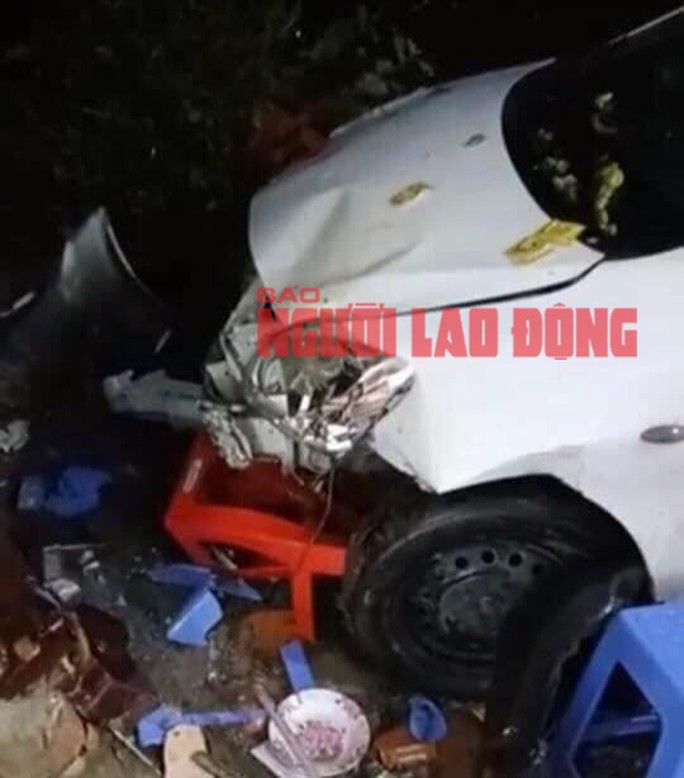 Ôtô lao vào đám tang, nhiều người bị thương-1