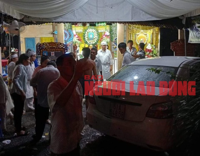 Ôtô lao vào đám tang, nhiều người bị thương-2