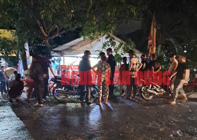 Ôtô lao vào đám tang, nhiều người bị thương-4