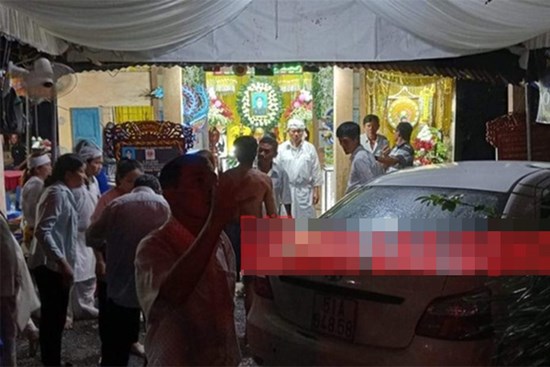 Ôtô lao vào đám tang, nhiều người bị thương