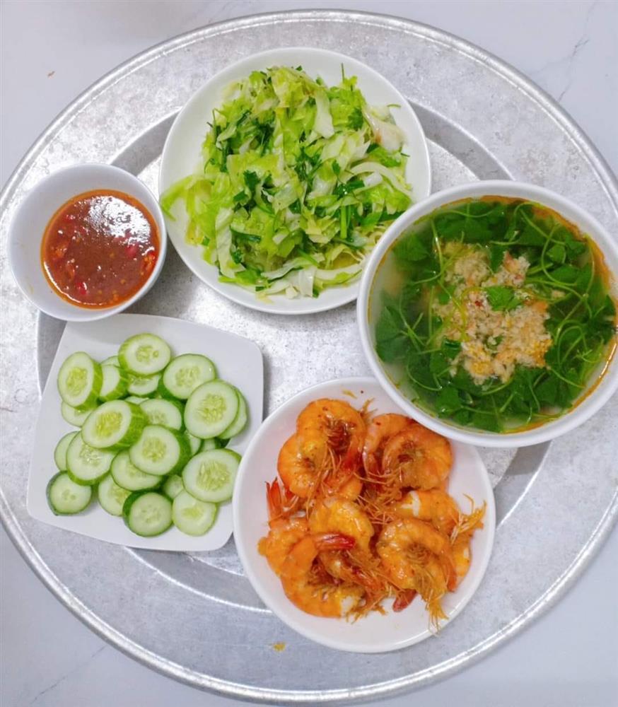 Cặp vợ chồng công nhân chỉ có bữa tối ăn với nhau nhưng mâm cơm vẫn đong đầy hạnh phúc-2