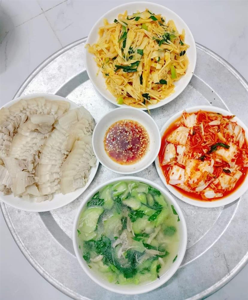 Cặp vợ chồng công nhân chỉ có bữa tối ăn với nhau nhưng mâm cơm vẫn đong đầy hạnh phúc-3