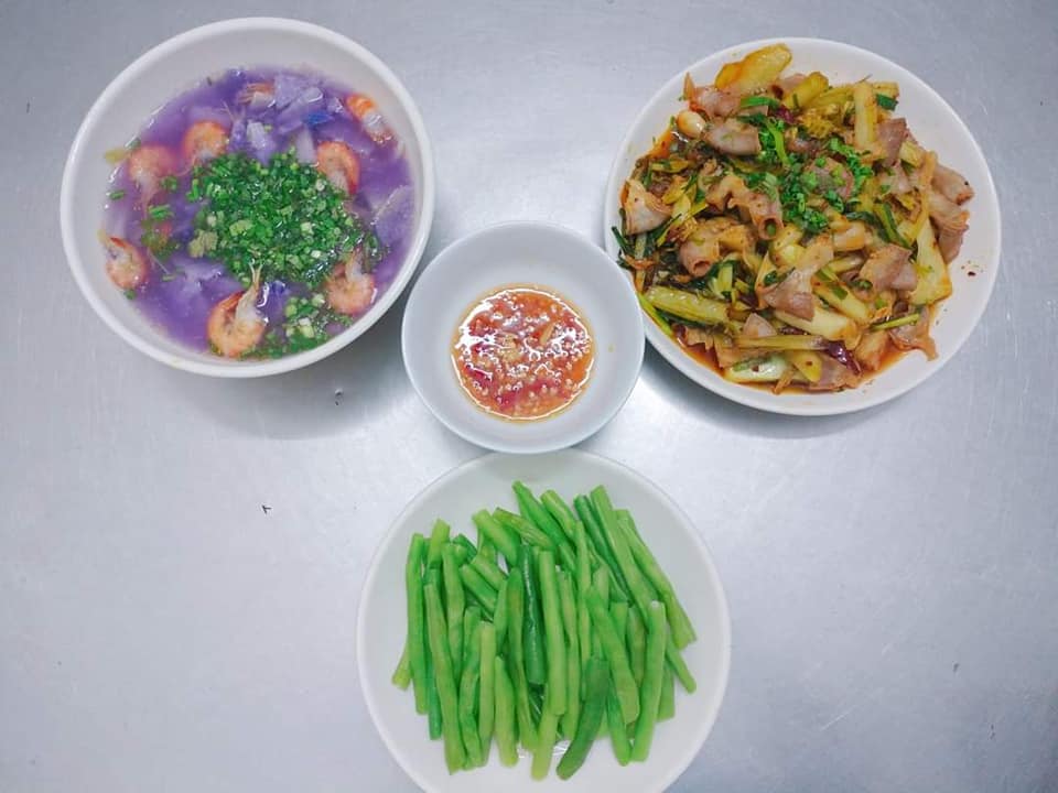 Cặp vợ chồng công nhân chỉ có bữa tối ăn với nhau nhưng mâm cơm vẫn đong đầy hạnh phúc-5