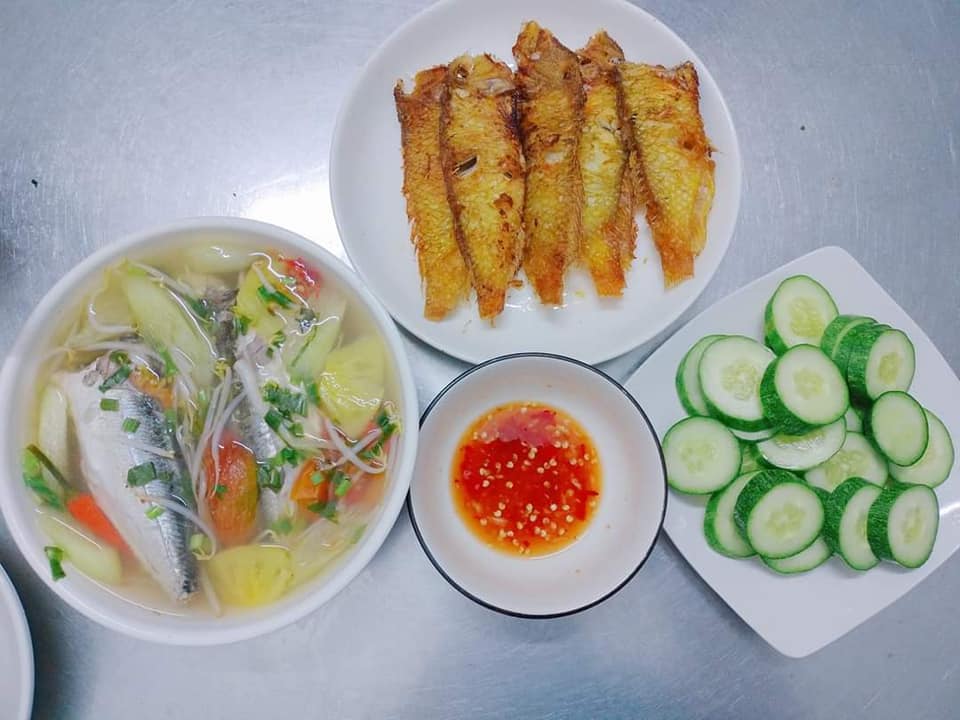 Cặp vợ chồng công nhân chỉ có bữa tối ăn với nhau nhưng mâm cơm vẫn đong đầy hạnh phúc-6