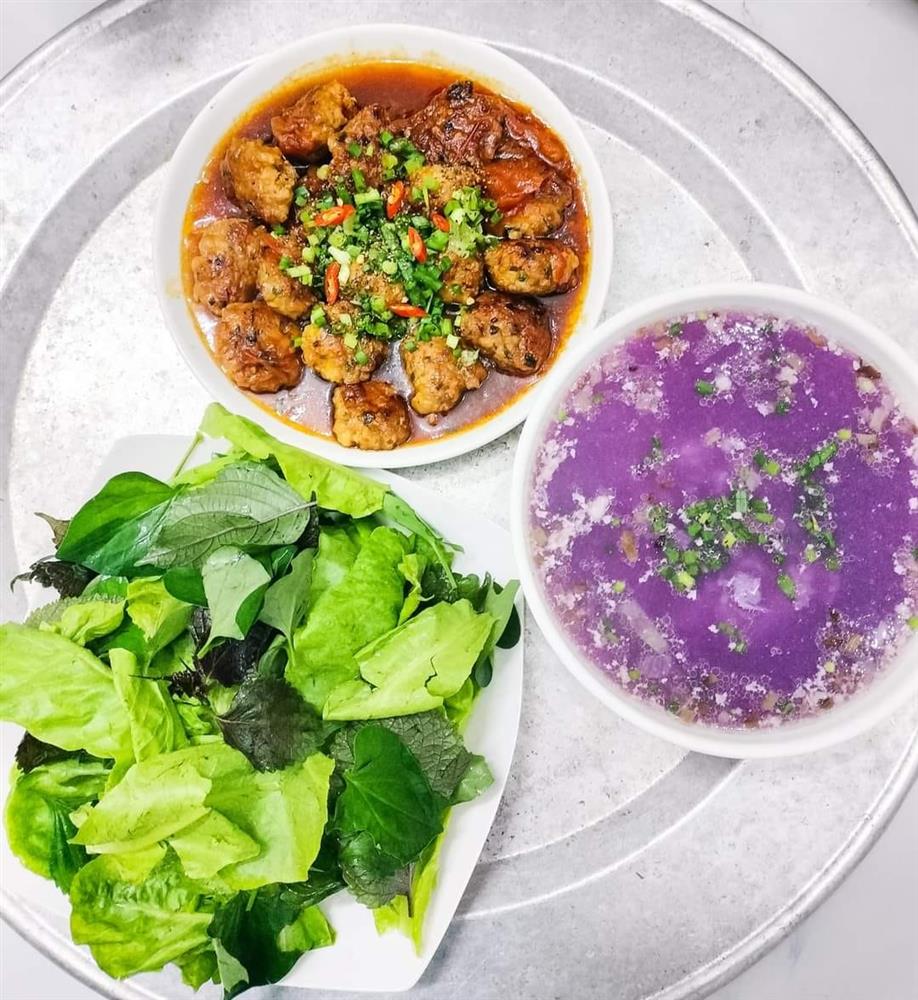 Cặp vợ chồng công nhân chỉ có bữa tối ăn với nhau nhưng mâm cơm vẫn đong đầy hạnh phúc-7