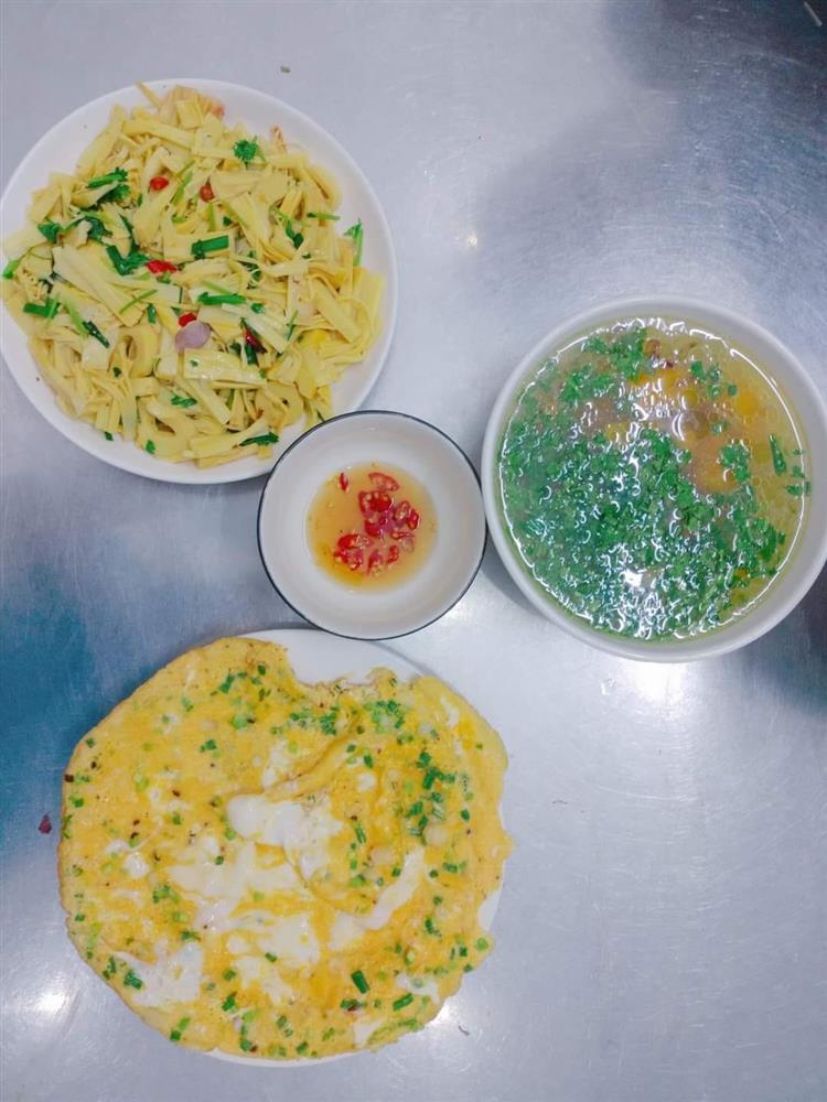 Cặp vợ chồng công nhân chỉ có bữa tối ăn với nhau nhưng mâm cơm vẫn đong đầy hạnh phúc-8