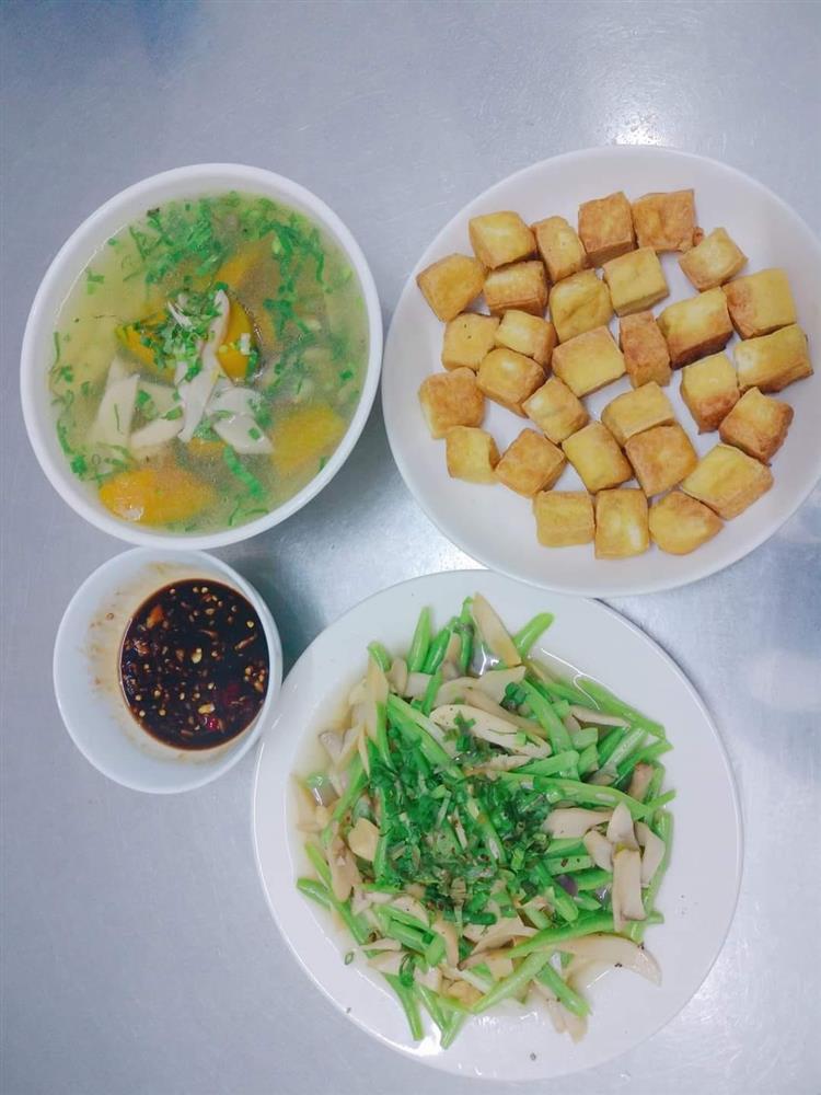 Cặp vợ chồng công nhân chỉ có bữa tối ăn với nhau nhưng mâm cơm vẫn đong đầy hạnh phúc-9