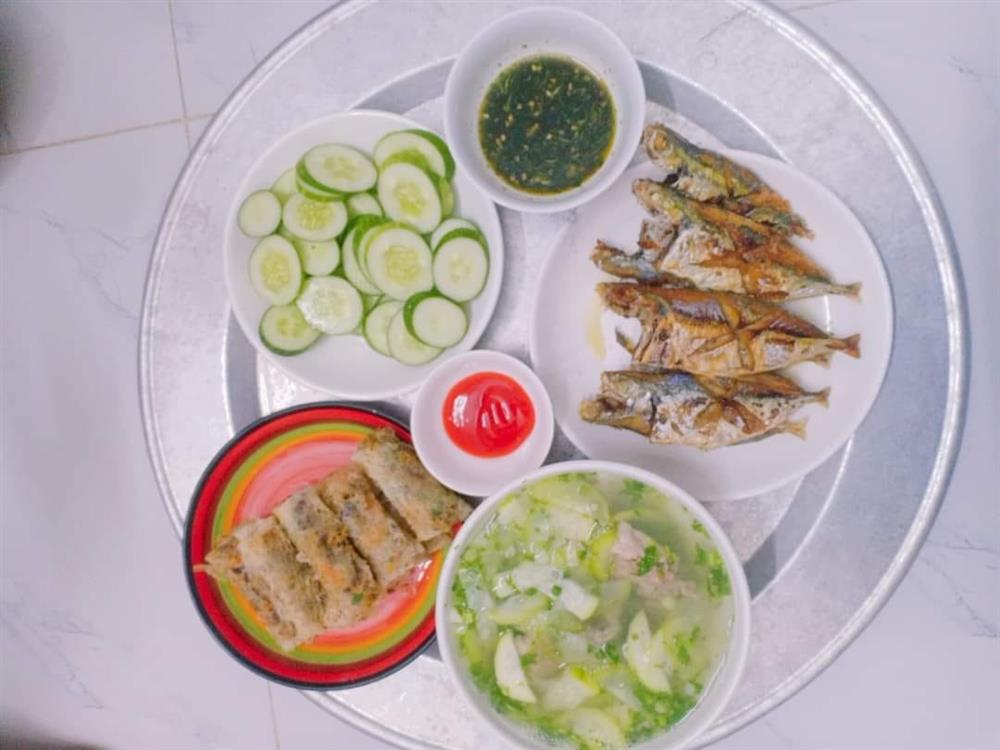 Cặp vợ chồng công nhân chỉ có bữa tối ăn với nhau nhưng mâm cơm vẫn đong đầy hạnh phúc-12