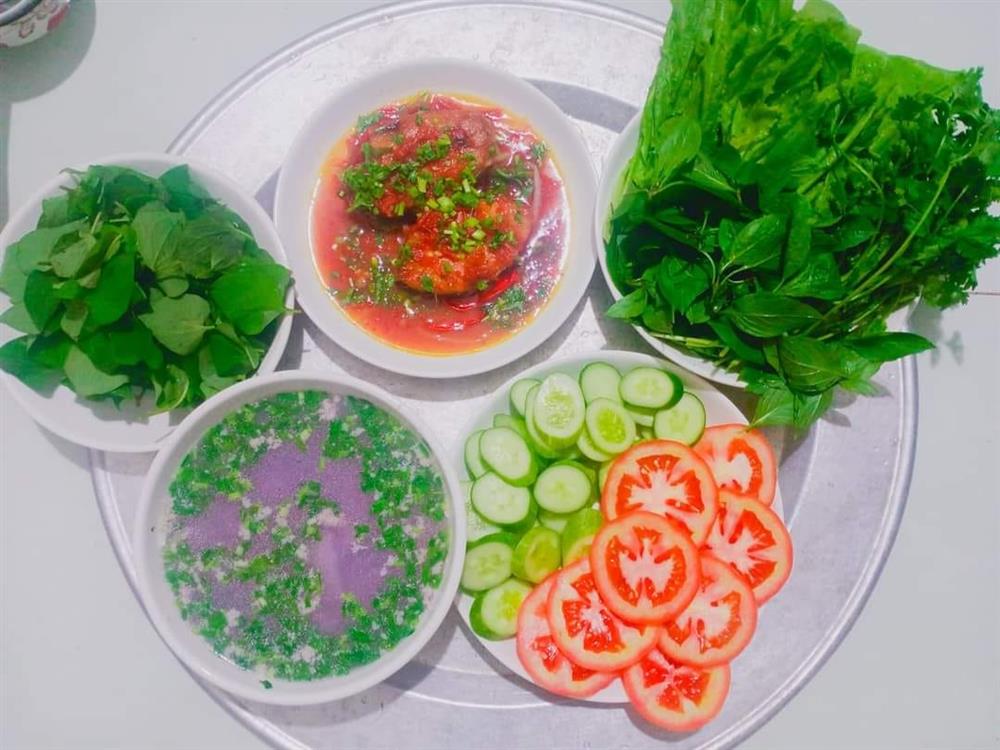 Cặp vợ chồng công nhân chỉ có bữa tối ăn với nhau nhưng mâm cơm vẫn đong đầy hạnh phúc-13