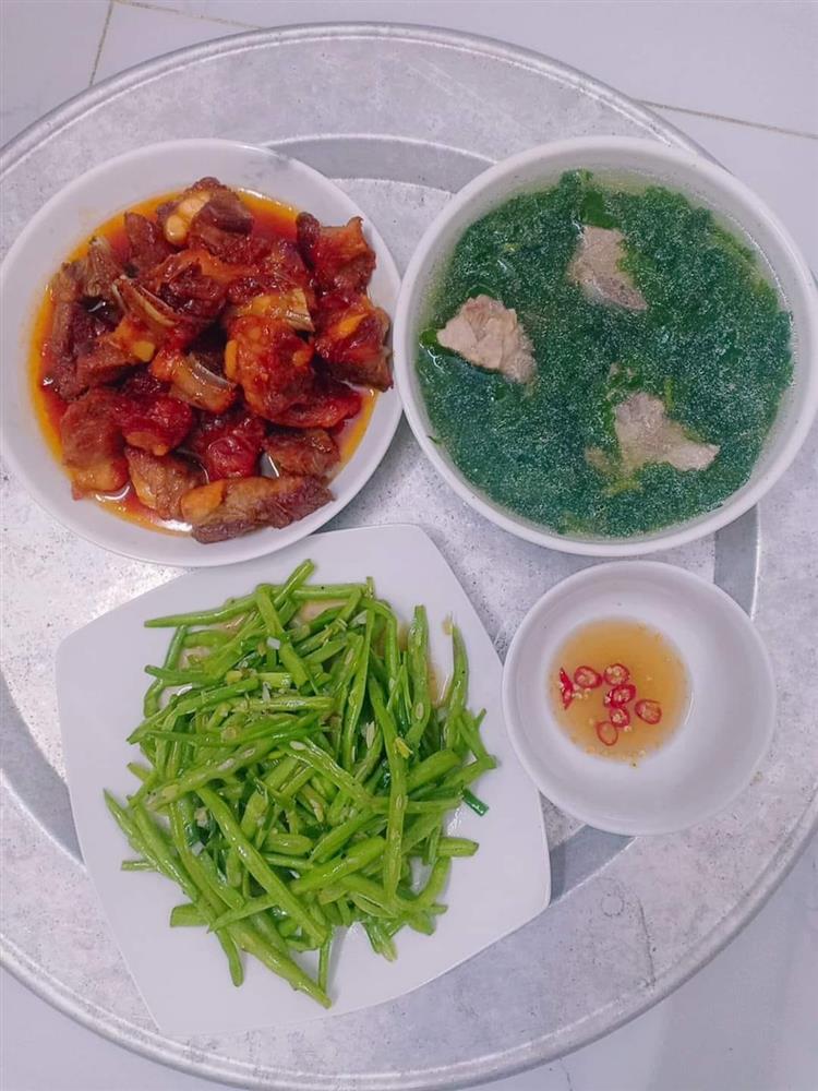 Cặp vợ chồng công nhân chỉ có bữa tối ăn với nhau nhưng mâm cơm vẫn đong đầy hạnh phúc-14