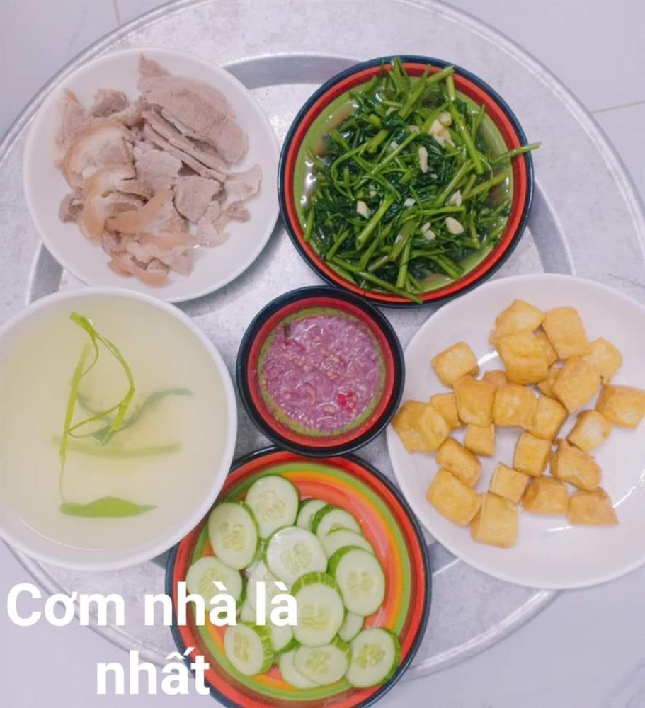 Cặp vợ chồng công nhân chỉ có bữa tối ăn với nhau nhưng mâm cơm vẫn đong đầy hạnh phúc-16