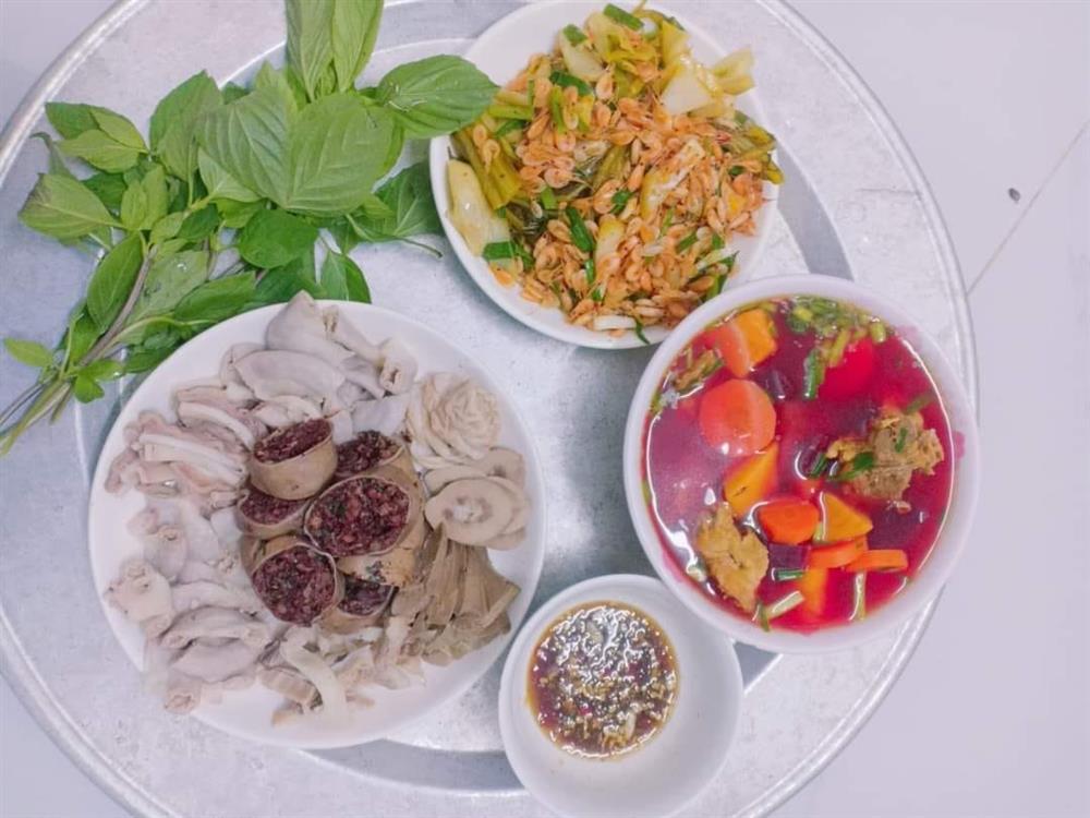 Cặp vợ chồng công nhân chỉ có bữa tối ăn với nhau nhưng mâm cơm vẫn đong đầy hạnh phúc-17