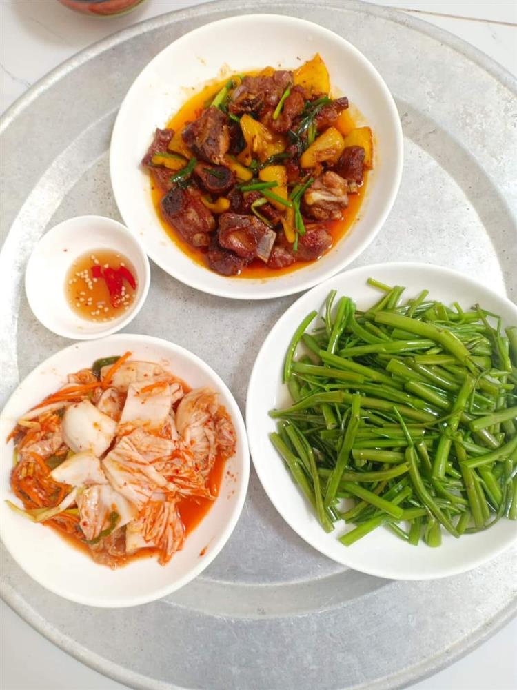 Cặp vợ chồng công nhân chỉ có bữa tối ăn với nhau nhưng mâm cơm vẫn đong đầy hạnh phúc-18