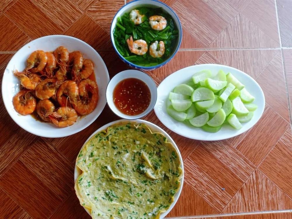 Cặp vợ chồng công nhân chỉ có bữa tối ăn với nhau nhưng mâm cơm vẫn đong đầy hạnh phúc-19