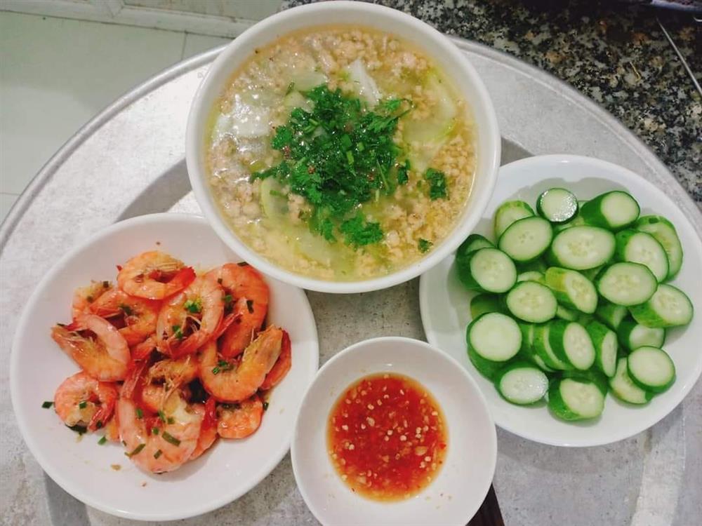 Cặp vợ chồng công nhân chỉ có bữa tối ăn với nhau nhưng mâm cơm vẫn đong đầy hạnh phúc-21