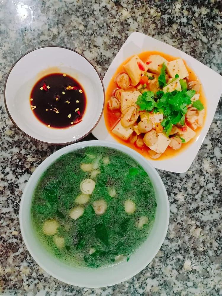 Cặp vợ chồng công nhân chỉ có bữa tối ăn với nhau nhưng mâm cơm vẫn đong đầy hạnh phúc-22