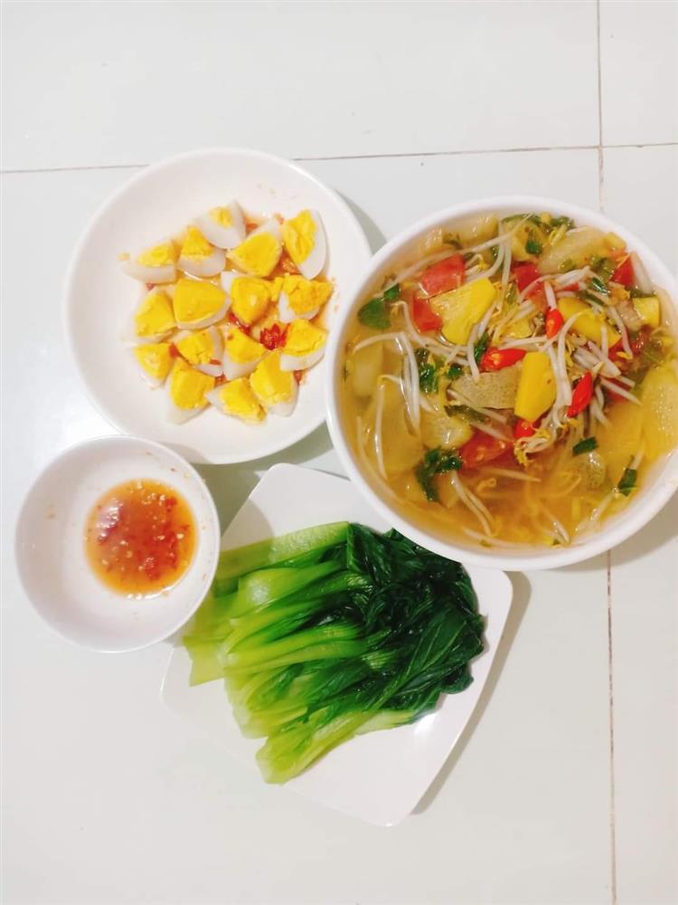 Cặp vợ chồng công nhân chỉ có bữa tối ăn với nhau nhưng mâm cơm vẫn đong đầy hạnh phúc-23