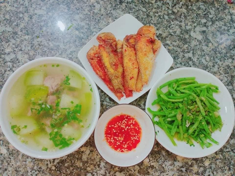 Cặp vợ chồng công nhân chỉ có bữa tối ăn với nhau nhưng mâm cơm vẫn đong đầy hạnh phúc-24