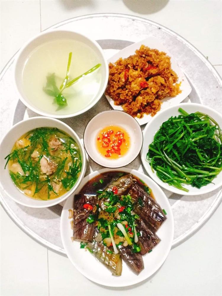 Cặp vợ chồng công nhân chỉ có bữa tối ăn với nhau nhưng mâm cơm vẫn đong đầy hạnh phúc-25