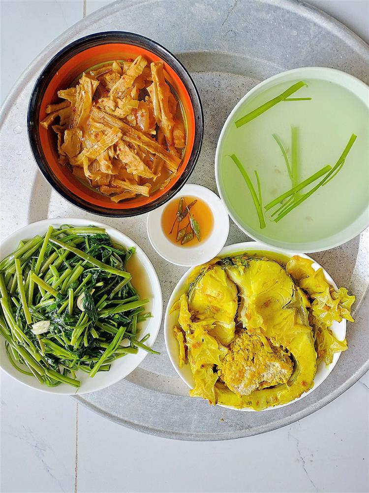 Cặp vợ chồng công nhân chỉ có bữa tối ăn với nhau nhưng mâm cơm vẫn đong đầy hạnh phúc-34