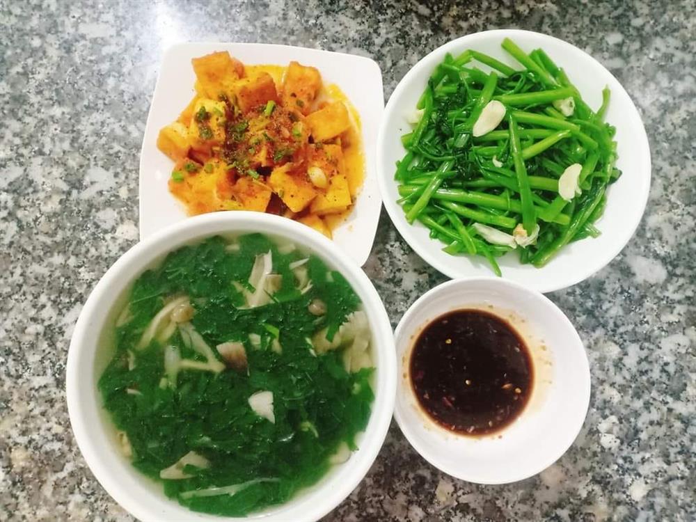 Cặp vợ chồng công nhân chỉ có bữa tối ăn với nhau nhưng mâm cơm vẫn đong đầy hạnh phúc-35