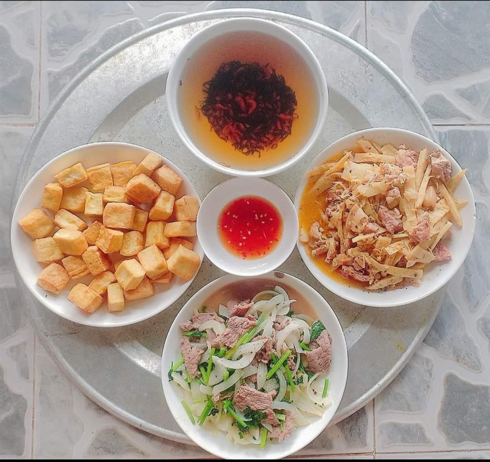 Cặp vợ chồng công nhân chỉ có bữa tối ăn với nhau nhưng mâm cơm vẫn đong đầy hạnh phúc-37