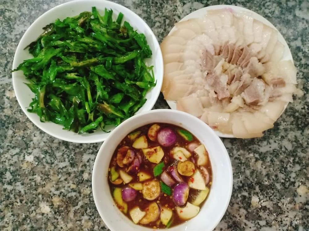 Cặp vợ chồng công nhân chỉ có bữa tối ăn với nhau nhưng mâm cơm vẫn đong đầy hạnh phúc-38