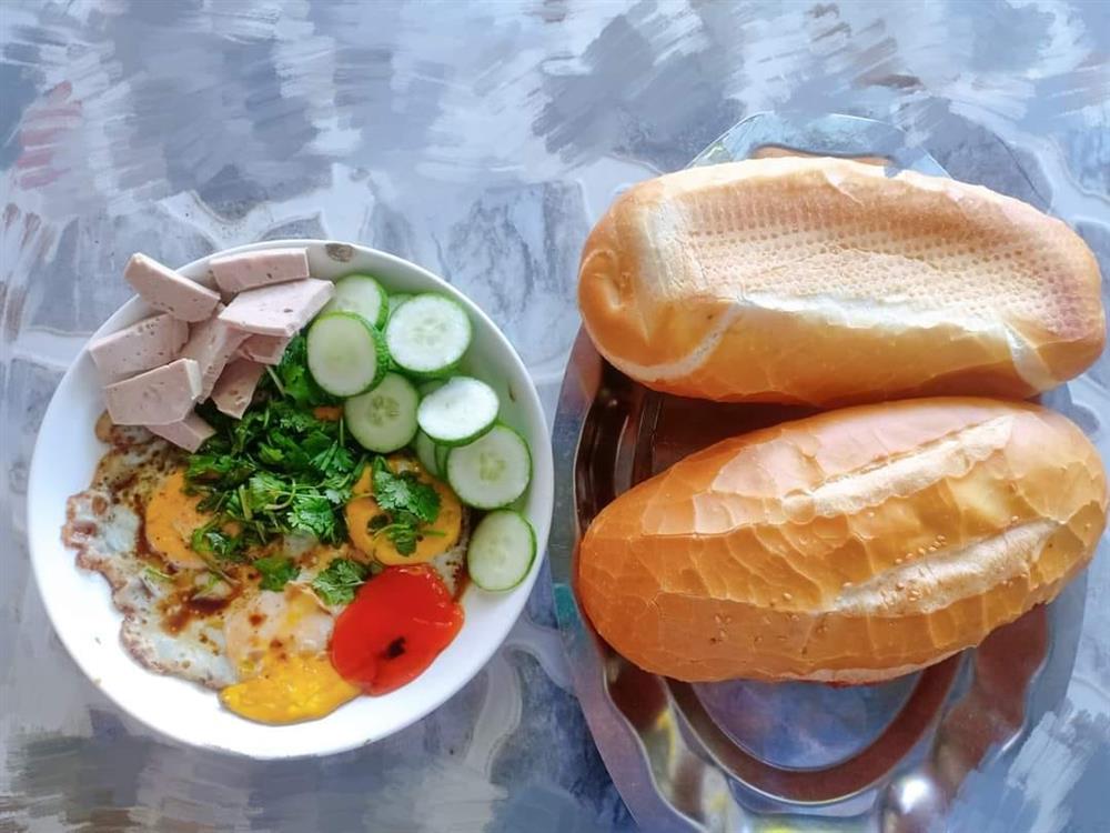 Cặp vợ chồng công nhân chỉ có bữa tối ăn với nhau nhưng mâm cơm vẫn đong đầy hạnh phúc-39