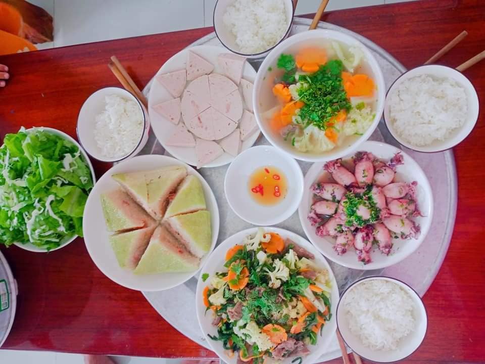 Cặp vợ chồng công nhân chỉ có bữa tối ăn với nhau nhưng mâm cơm vẫn đong đầy hạnh phúc-42