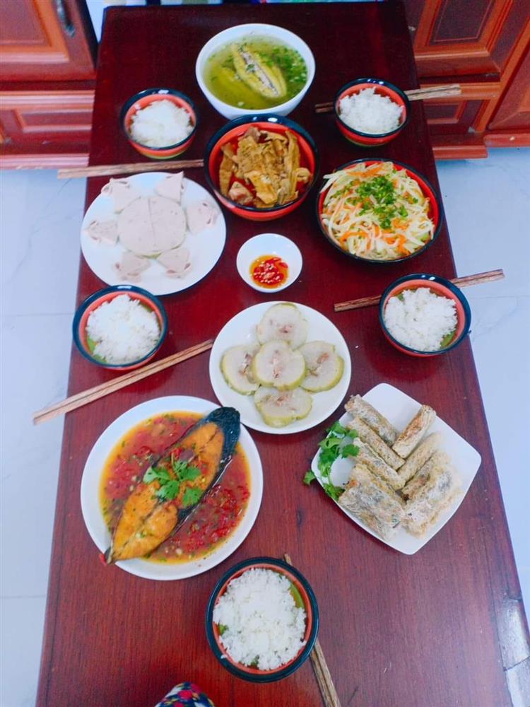 Cặp vợ chồng công nhân chỉ có bữa tối ăn với nhau nhưng mâm cơm vẫn đong đầy hạnh phúc-43