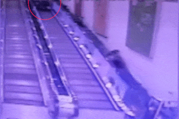 Clip: Người đàn ông phản ứng nhanh cứu bà cụ ngã cầu thang-1