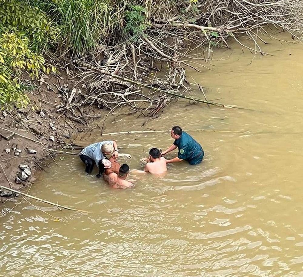 CLIP: Nín thở xem cảnh cứu người phụ nữ nhảy sông-1