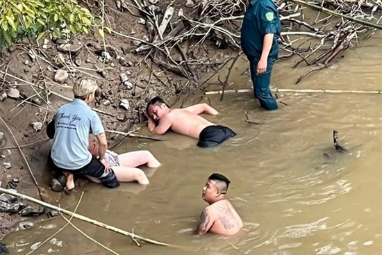 CLIP: Nín thở xem cảnh cứu người phụ nữ nhảy sông