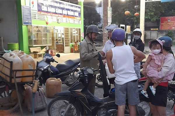 Đồng Nai: Tranh nhau mua xăng lẻ giá ‘chợ đen’-1