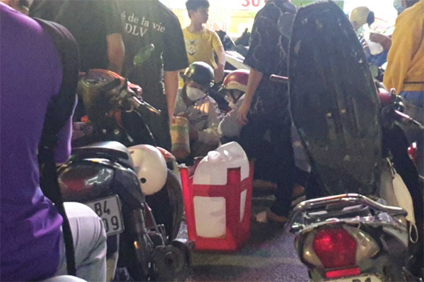 Đồng Nai: Tranh nhau mua xăng lẻ giá ‘chợ đen’-2