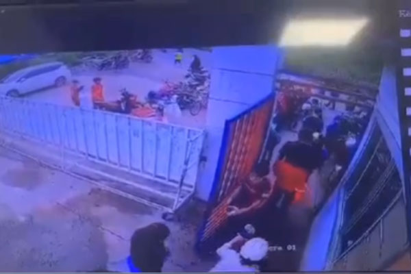 Xin bỏ qua lỗi vi phạm cho con không được, người đàn ông chém công an-1